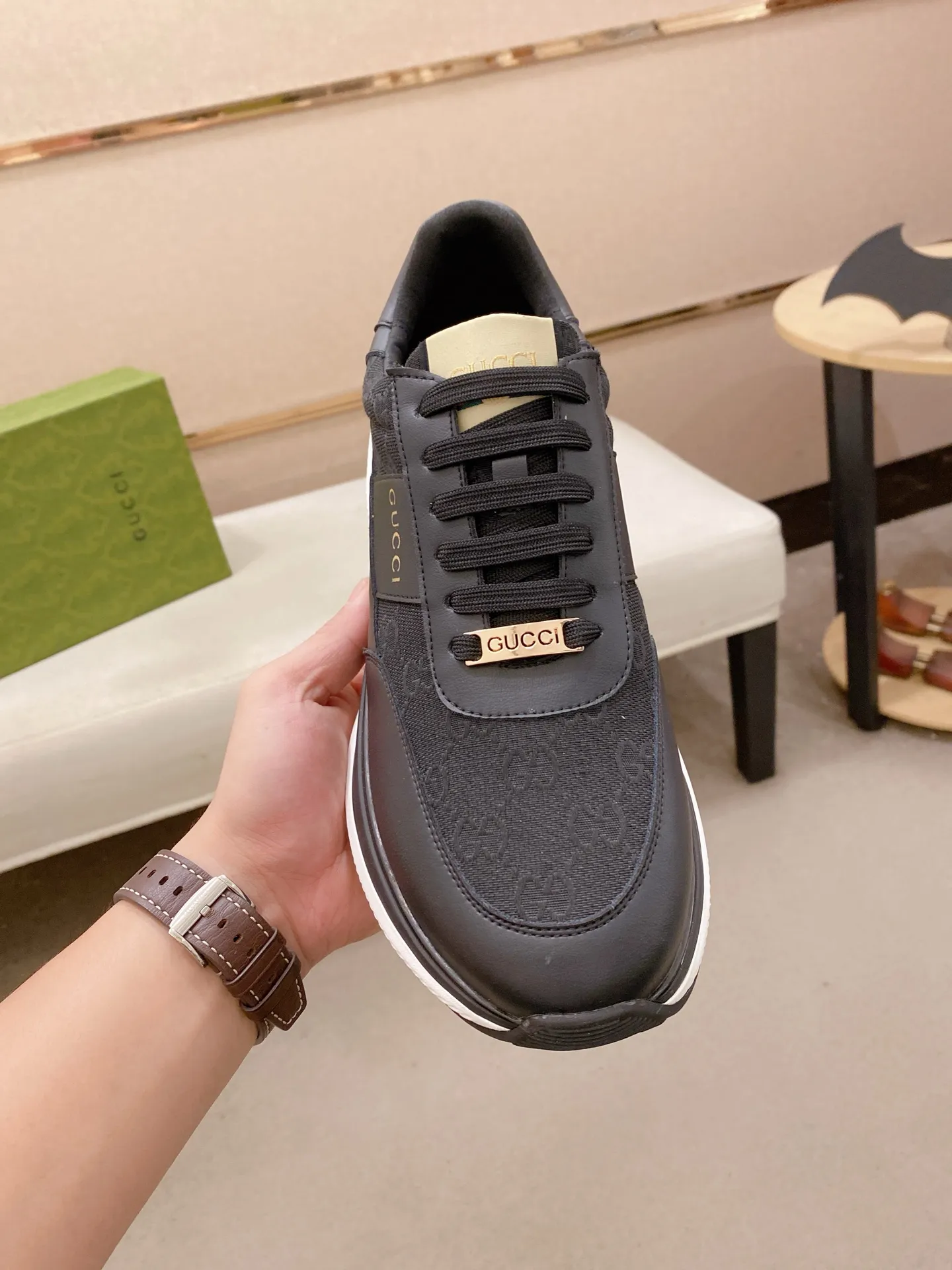 Men's shoes 💰 462💰The new GUCCI (Gucci) counters are launched simultaneously. The new men's shoes, 😘fabrics are selected from imported cowhide, and the lining is sheepskin lining. 👍🏿 High-end ☄️ air-cushion molded anti-slip rubber outsole, exquisite lines, simple and elegant, comfortable and high-end for leisure travel. Code number: 38 to 44 (45 can be customized and cannot be returned or exchanged)